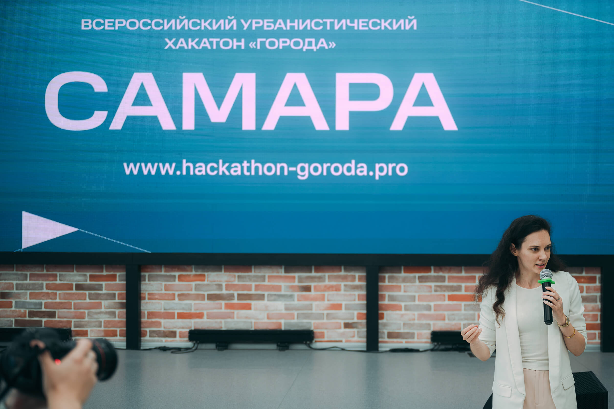 Спикер выступает перед участниками